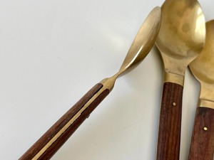 Ensemble de couverts de mariage modernes en laiton plaqué, faits à la main, écologiques, durables, avec long manche en laiton et trou de suspension, pour couteau et beurre - Product Image 1