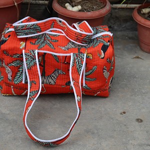 Sac de voyage matelassé orange avec imprimé zèbre et tropical, grande capacité, sac de week-end avec fermeture éclair, taille moyenne - Product Image 3