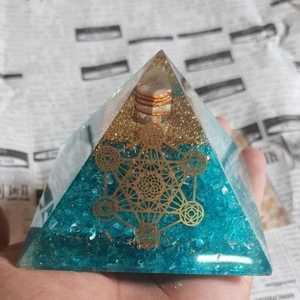 Pyramide en fluorite bleue avec incrustation de cube de Metatron doré pour la décoration de la maison - Product Image 1