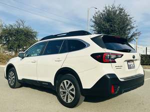 Subaru Outback Premium Crossover AWD Usado del 2021 - Product Image 2