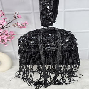 Bolso Potli de Resina con Bordado Floral y Perlas, Forma de Media Luna, HUMRAN EXPORT 1-1.9L, para Moda Étnica, Casual, Nocturna y de Boda, INDIA - Product Image 1