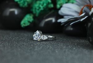 Anillo de Compromiso de Moissanita en Forma de Corazón a Precio de Fábrica, Anillo de Boda de Plata 925 con 3 Piedras y Baño de Rodio para Mujer - Product Image 4
