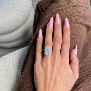 Anillo de Compromiso con Diamante Cultivado en Laboratorio de Corte Radiante de 10 Quilates, Oro Blanco de 18K, Halo Oculto, Certificado IGI - Product Image 4