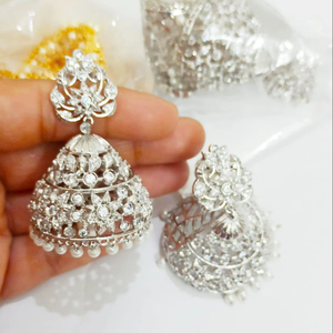 Elegantes Pendientes Largos Jhumka Clásicos con Imitación de Plata y Pedrería para Novias, Eventos Formales y Atuendos de Noche - Product Image 1