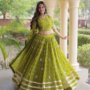 Lehenga Choli élégant en Georgette Premium avec imprimé Bandhej, sequins et broderies Zari, accompagné d'un Dupatta, prix de gros par Royal Exports - Product Image 2