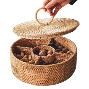 Boîte de rangement en rotin tissée à la main à 5 sections avec couvercle, organisateur de bureau rétro pour les collations et les noix, artisanat vietnamien - Product Image 1