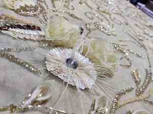 Tela de encaje floral 3D multicolor premium con cuentas y lentejuelas bordadas en malla para vestidos de noche de alta gama y vestidos de cóctel. - Product Image 3