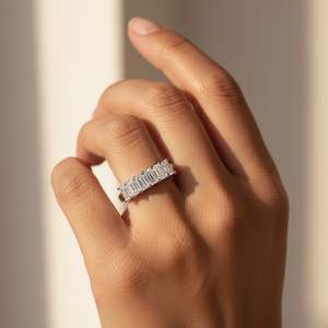 Anillo de banda con siete diamantes de corte esmeralda de 1.75 CTW con engaste de precisión - Product Image 6