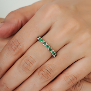 Nouvelle conception, bague demi-éternité minimaliste à coupe ronde avec pierres précieuses d'émeraude naturelle, bijoux fins pour occasions spéciales - Product Image 4