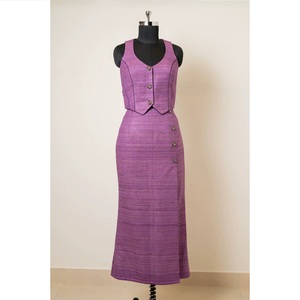 Ensemble coordonné élégant pour femme, sans manches, avec veste boutonnée et jupe longue maxi, tenue tendance en deux pièces, disponible en différentes tailles - Product Image 1