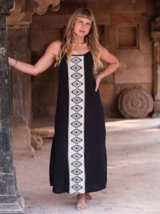 Elegante Vestido Maxi con Estampado Geométrico y Cuello Halter, con Abertura Alta en el Muslo y Delicadas Tiras Atadas en la Espalda - Product Image 4
