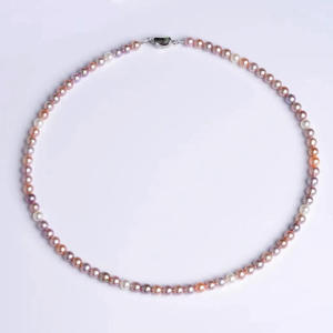 Collier de style parfum pour femmes, sensation haut de gamme avec des perles d'eau douce naturelles, chaîne de clavicule colorée en forme de bonbon - Product Image 2