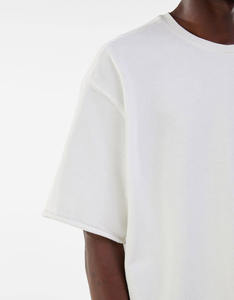 เสื้อยืดคอกลมสีขาวล้วนทรงหลวมโอเวอร์ไซส์แขนสั้นสำหรับผู้ชาย - Product Image 4