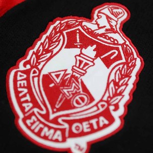 เสื้อสเวตเตอร์คอวี Zeta Phi Beta Sorority แบบสวมหัว - สีขาว/น้ำเงิน ปักลายตัวอักษรกรีก ZPB สำหรับผู้หญิง ขอบเสื้อแบบริบ พรีเมียม - Product Image 6
