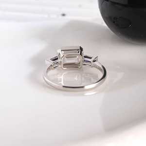 Anillo de Tres Piedras con Corte Esmeralda Brillante y Moissanita Azul en Forma de Baguette, Plata 925, para Regalo de Boda para Mujer - Product Image 4