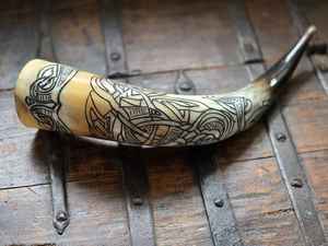 Cuerno de búfalo moderno con motivo vikingo de Fenrir/Corvo, decoración ecológica artesanal para el hogar y regalo de boda, modelo A-9988 de World Craft Impex - Product Image 3