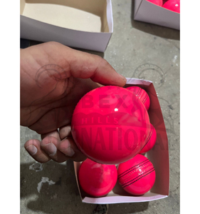 Balle de cricket rose 156 g |   Ballon de cricket cousu à la machine, 4 pièces |   Noyau entièrement en liège |   Cuir de vache |   Ibex Hills International - Product Image 2