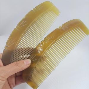 Peigne à cheveux en corne de vache écologique, fait main, forme naturelle, bords lisses, démêlant, pour des cheveux sains, cadeau d'affaires et décoration intérieure - Product Image 5