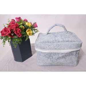 Grande trousse de maquillage matelassée en coton à motif floral, fermeture éclair, légère, pour voyage, organisateur, usage quotidien, pochette cosmétique faite à la main - Product Image 1