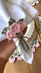 แหวนรองผ้าเช็ดปากโครเชต์ลายดอกไม้ทำมือ ประดับด้วยใบไม้และมุก สำหรับโต๊ะอาหาร งานแต่งงาน และตกแต่งบ้าน - Product Image 3