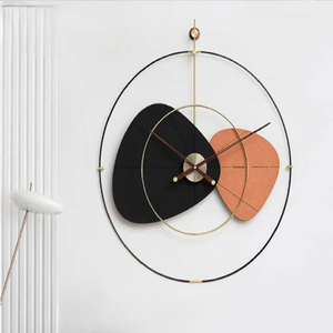 Elegante reloj de pared con marco circular minimalista que muestra formas abstractas asimétricas modernas, disponible a precios de mayorista. - Product Image 1