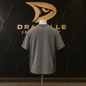 Camiseta de Hombre Estilo Urbano Color Gris Humo, Texturizada, Corte Recortado, Oversize, Tejido Jacquard de 240 GSM, Marca Dravelle Industry - Product Image 2