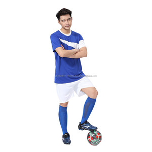 Ensemble de vêtements de sport de football de qualité supérieure, respirant, 100% polyester, personnalisable, maillot et short de football pour la nouvelle saison 2024 - Product Image 3