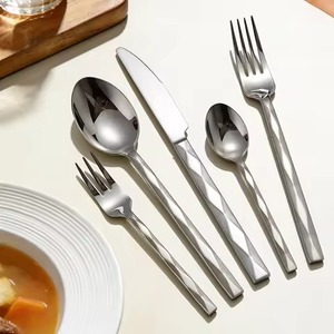 Ensemble de couverts en métal décoratifs élégants avec finition miroir pour la mise en scène de la table à manger moderne - Product Image 5