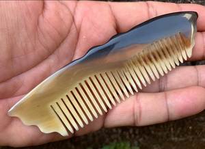 Peine de cuerno natural ecológico con dientes largos para el cuidado del cabello y peinado elegante, ideal como regalo de cumpleaños o decoración del hogar al mejor precio. - Product Image 6