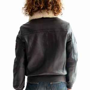 Blouson aviateur vintage en cuir véritable pour homme avec col en fourrure de mouton amovible et patchs brodés - Product Image 3
