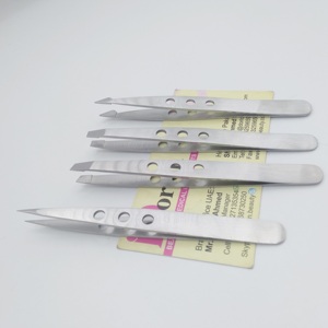 Pince à épiler sourcils en acier inoxydable à pointe biseautée avec poignée perforée, personnalisable avec logo, pour épilation des poils incarnés. - Product Image 5