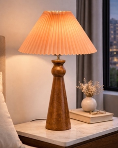 Lampe de table en bois artisanale avec abat-jour plissé, éclairage de chevet scandinave élégant pour la maison et l'hôtel, faible MOQ, achetez maintenant - Product Image 6
