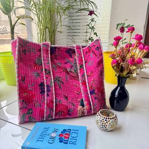 Sac fourre-tout léger en coton matelassé rose fait main pour femmes indiennes, sac de marché réutilisable, sac fourre-tout bohème à motifs floraux - Product Image 1