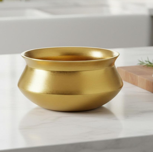 Recipiente de latón brillante de primera calidad con una banda central de diseño texturizado y tapa con perilla, disponible a precios de mayorista. - Product Image 2