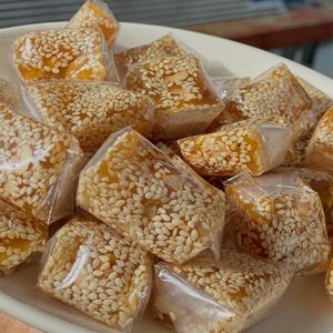 Découvrez la délicieuse texture des bonbons au sésame collants et moelleux - Fabriqués à partir de graines de sésame, d'arachides et de sucre du Vietnam - Product Image 5