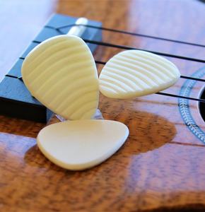 Púas de Guitarra de Hueso Natural Premium, Hechas a Mano, Duraderas, Acabado Liso, Impermeables, Estilo Náutico - Product Image 1