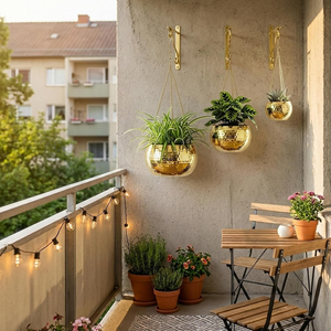 Pot de fleurs suspendu en métal doré avec texture martelée et chaîne décorative, support rond pour plantes d'intérieur et d'extérieur - Product Image 6