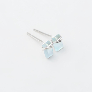 Boucles d'oreilles clous minimalistes aquamarine surélevées en laiton avec pierres précieuses, finition argentée, vente en gros 2026, art portatif fait main - Product Image 1