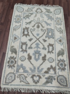 Alfombra Tejida a Mano Estilo Turco, Alfombra Rectangular Geométrica en Tonos Crema, Azul y Verde con Flecos para Sala de Estar - Product Image 3