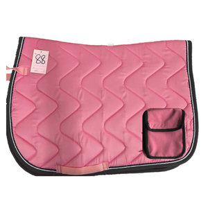 Fabricant de tapis de selle pour chevaux de saut d'obstacles, proposant des tapis de selle offrant des performances d'absorption des chocs pour les sports équestres de compétition - Product Image 1