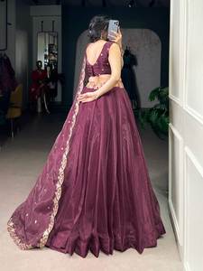 ผ้าไหมจอร์เจียต์เนื้อนุ่มระบายอากาศได้ดี แต่งขนเฟอร์เทียมแบบกลับด้านได้ สีเขียวสดใส ประดับด้วยลูกปัด ลายพิมพ์ใหญ่ โดดเด่น ทันสมัย เหมาะสำหรับงานปาร์ตี้ - Product Image 5