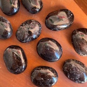 Figuras de Turmalina Negra Natural al por Mayor, Artesanías de Piedras Preciosas Hechas a Mano, Mascota para Feng Shui, Reiki, Regalo Empresarial Espiritual - Product Image 3