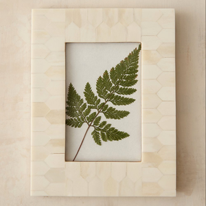 Cadre photo de table autoportant FAIZA CRAFT en résine avec incrustation d'os d'ivoire écologique et impression géométrique verticale en relief - Product Image 1