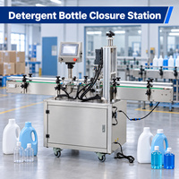Machine de capsulage de bouteilles de détergent avec contact à vis à quatre roues configurable et transfert en ligne pour les emballages de détail domestiques