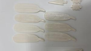 Colgantes de Hueso Tallados a Mano con Diseños de Animales (Tortuga, Pluma, Punta de Flecha) en Color Crema/Blanco/Blanco Hueso para la Creación de Joyería y Accesorios - Product Image 2
