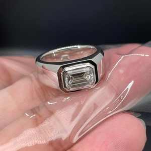 Anillo de Compromiso Elegante para Mujer con Moissanita de Corte Radiante y Engaste Invisible de 2.01 CTW, Certificado en Plata 925 Clásica - Product Image 2