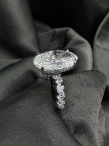 Anillo de Diamantes Cultivados en Laboratorio, Ovalados, de 10 Quilates, 10.82 Quilates en Total, Platino PT950, Anillo de Compromiso de Lujo con Gemas Laterales Marquise y Redondas - Product Image 4