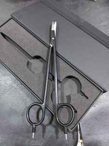 Tijeras Eléctricas Curvas de Acero Inoxidable para Cutículas - Para Diestros - Product Image 2