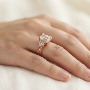 Bague de fiançailles demi-éternité HPHT avec diamant émeraude de laboratoire certifié IGI 2,64 carats, bague de mariage allongée avec diamant de laboratoire - Product Image 5
