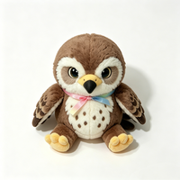 Peluche Faucon Bébé - Faucon Marron Doux en Peluche avec de Grandes Yeux, Ailes en Plumes Réalistes et Ruban Arc-en-ciel Pastel